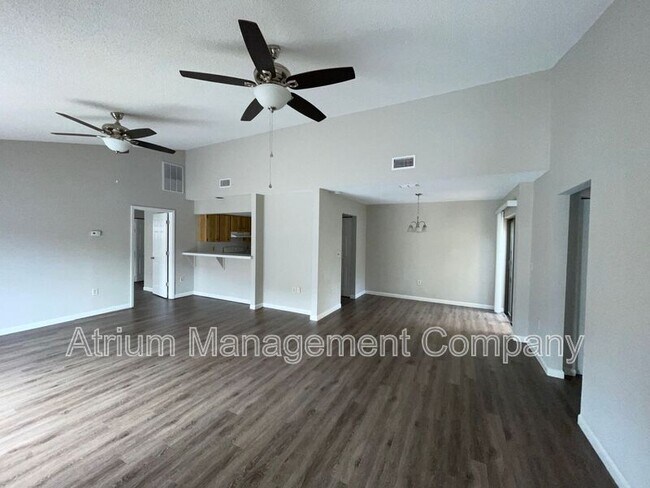 Foto del edificio - 1880 N Crystal Lake Dr