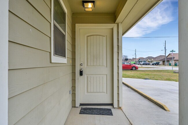 Building Photo - Rare Three Bedroom Two Bath Duplex in Willis