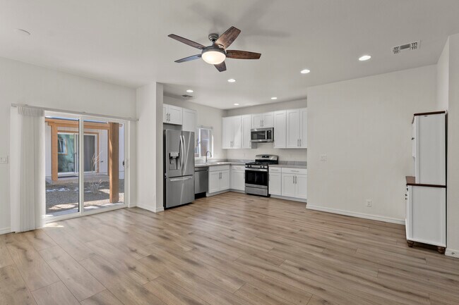 Foto del edificio - 3001 E Butler Ave