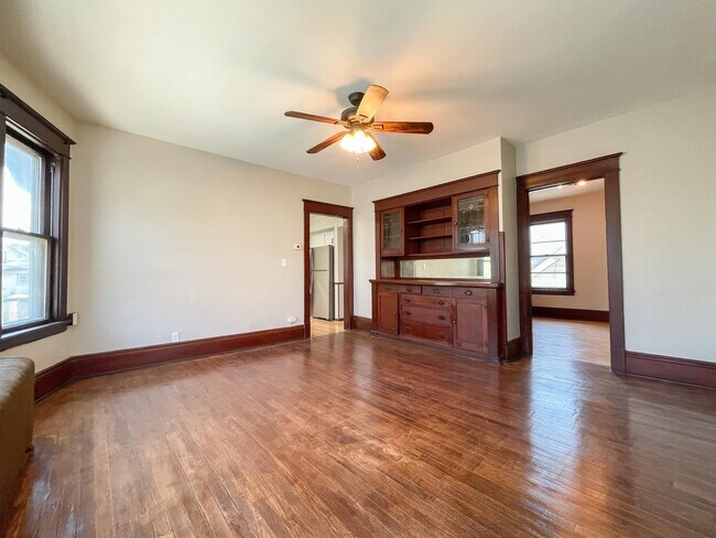 Building Photo - 1208 Reaney Ave E