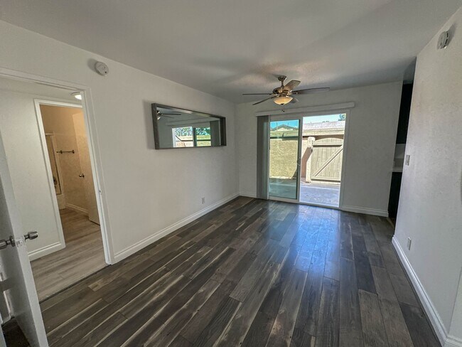 Foto del edificio - 2 Bedroom Condo for Rent in Lakeshore!