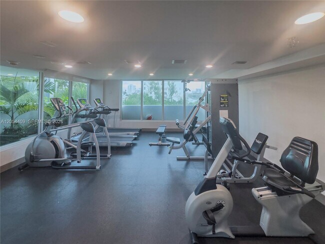 Foto del edificio - 9261 E Bay Harbor Dr