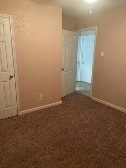 Building Photo - 1711 Canary Cir