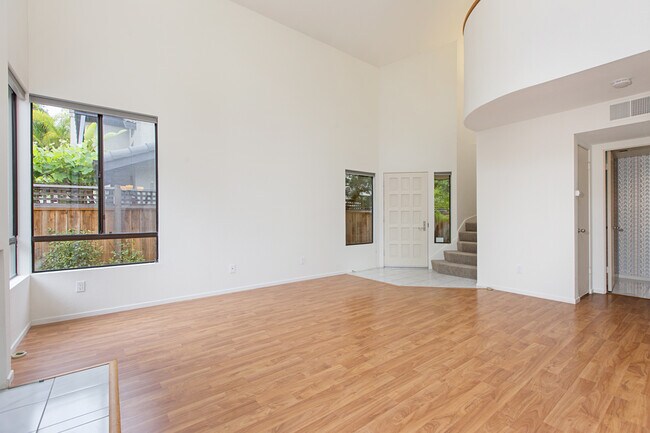 Foto del edificio - 1 br + Loft Townhouse. Private Patio!