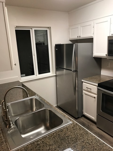 Granite countertops and stainless appliances - 3410 Morrison Road West