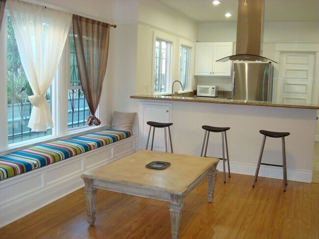 Foto del edificio - 1374 W 37th Pl