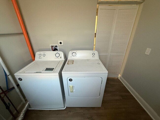 Foto del edificio - 4028 W Girard Ave