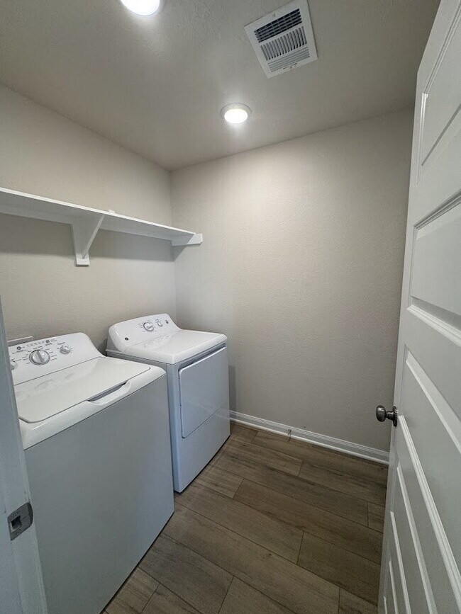 Foto del edificio - 1340 Kingsgate Dr