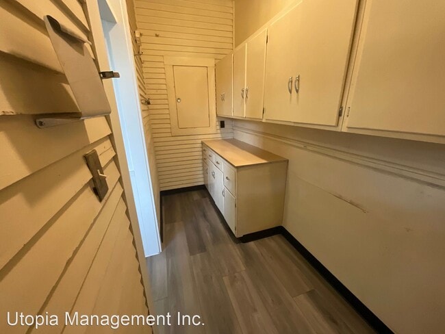 Building Photo - 3 br, 1.5 bath House - 617 E. Chestnut St.