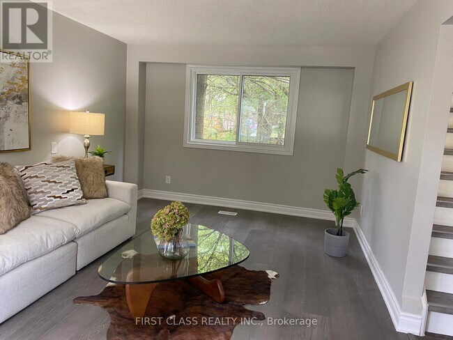 Photo du bâtiment - 576 Kortright Rd W