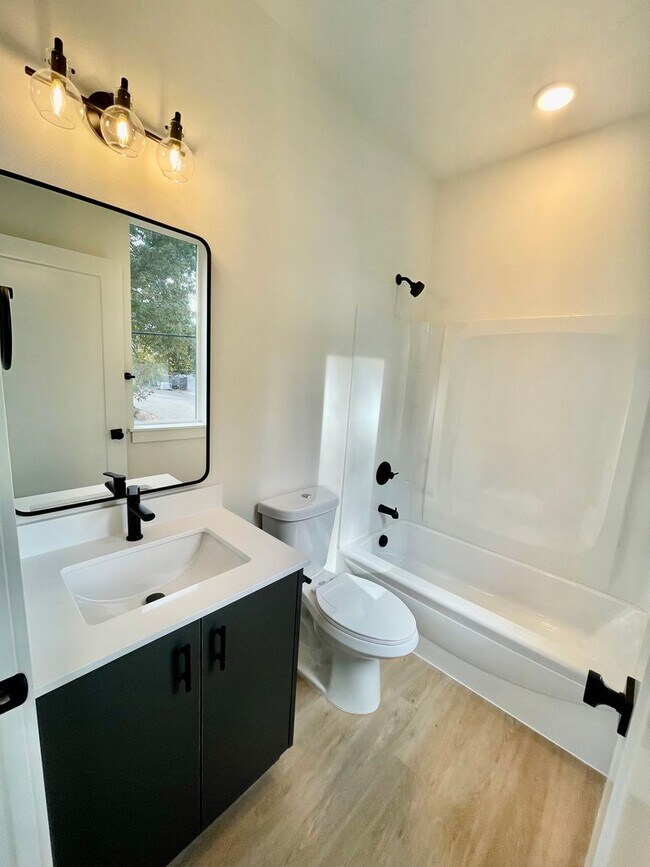 Foto del edificio - TWO WEEKS FREE RENT! Move-in Special! BRAN...
