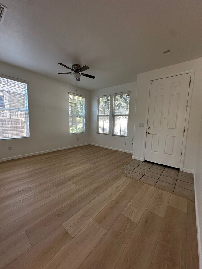 Foto del edificio - Beautiful Elk Grove Home