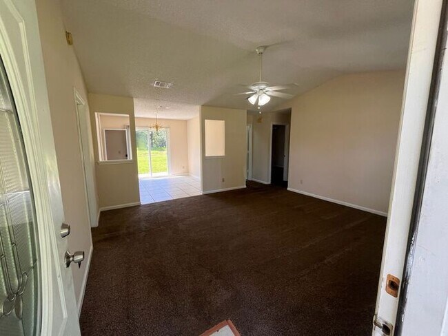 Foto del edificio - 3 Bedroom 2 Bath house with Garage Near Fl...