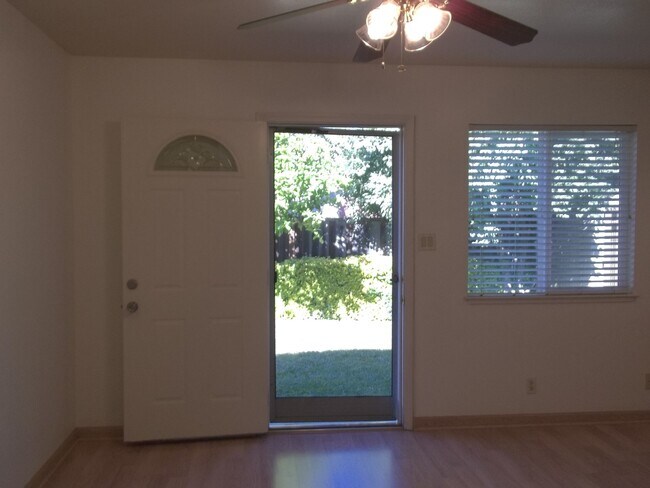 Building Photo - Detached unit located behind single family...