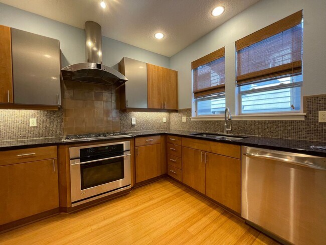 Building Photo - Cedar Mill - 3Bd 2.5Ba + Bonus Room TH ~ A/C, EV Charging & More ~ Convenient to Nike, Intel and ...