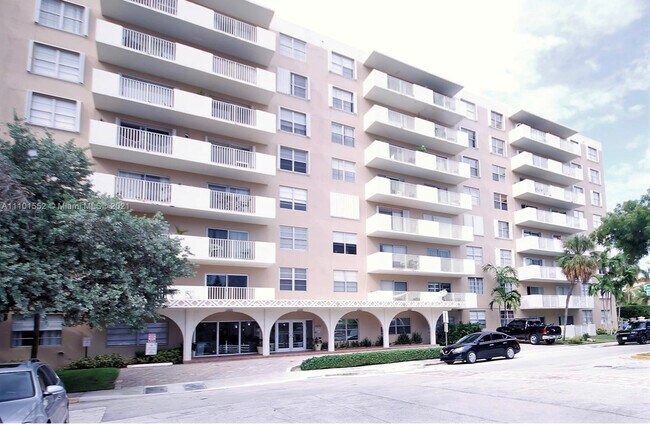 Building Photo - 1455 N Treasure Dr