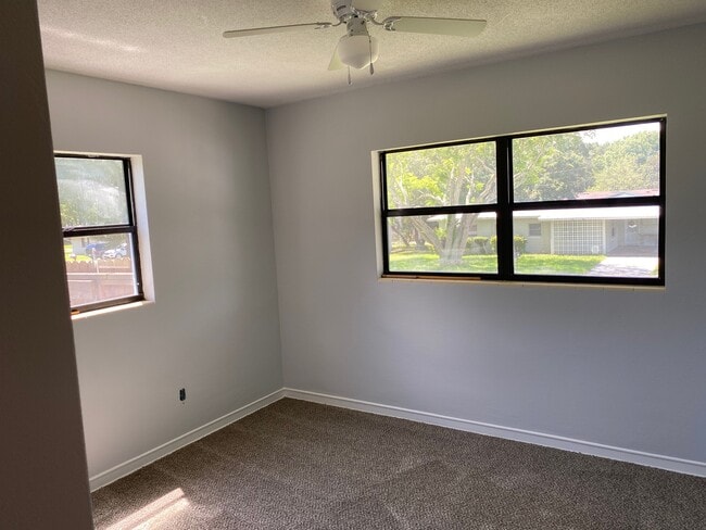 Building Photo - 849 Center Ln