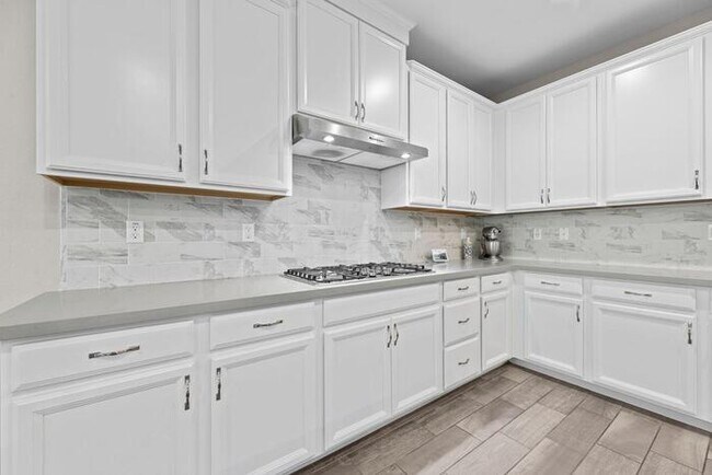 Building Photo - Beautiful 3 Bedroom PLUS bonus Room For Re...