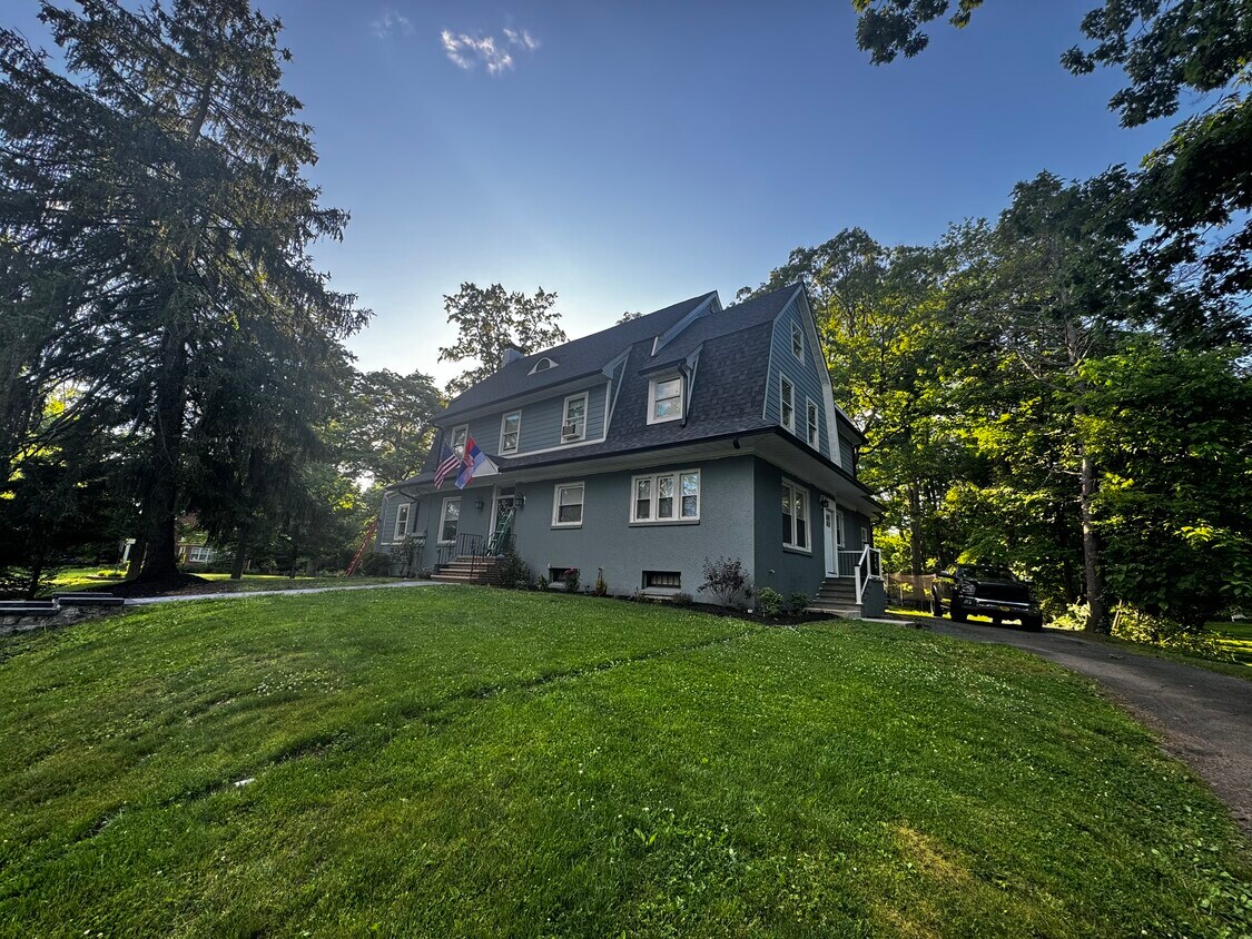 Primary Photo - 211 Midway Ave