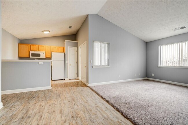 Foto del edificio - **2 bedroom 2 bath $1199/mo***Evansville, IN*** Pet Friendly**Vaulted Ceilings