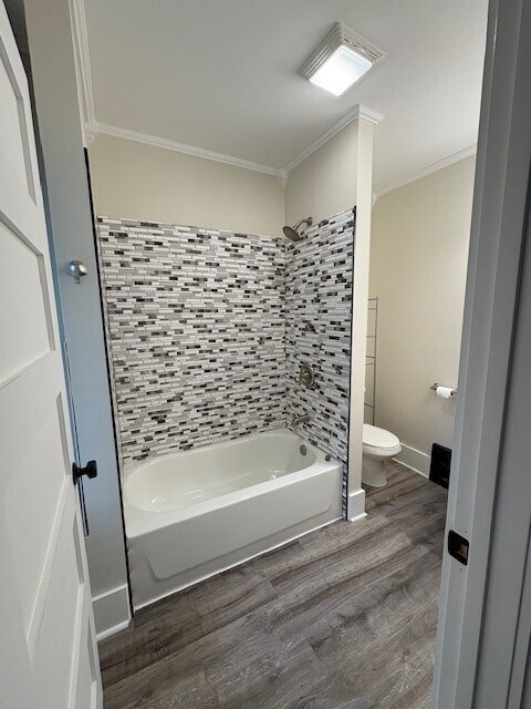 Baño - 219 S 4th St