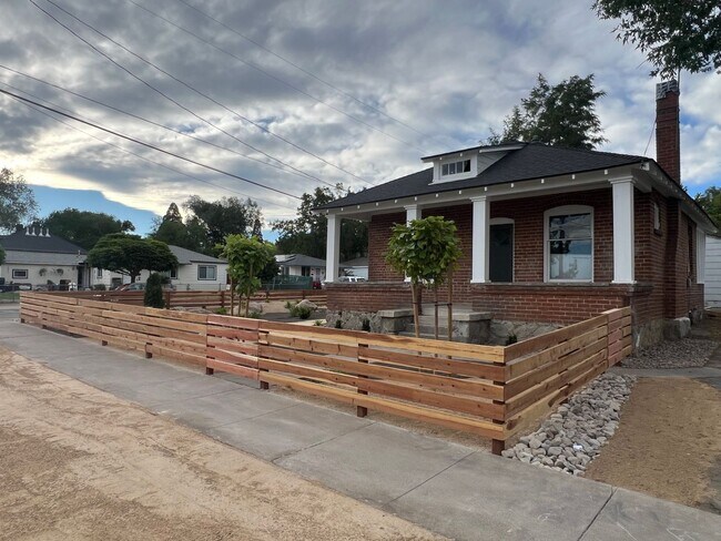 Foto del edificio - Beautiful 2-Bedroom House with Yard