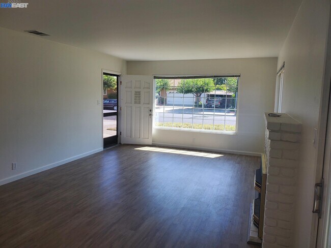 Building Photo - 275 Albatross Ave