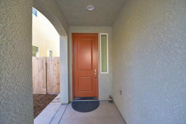 Building Photo - Beautiful 3 bed / 2.5 bath near Clovis East