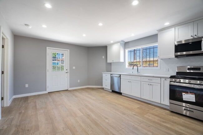 Building Photo - 1049 W 62nd St