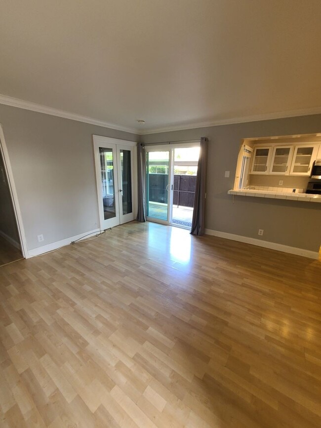 Building Photo - 1357 Caminito Gabaldon