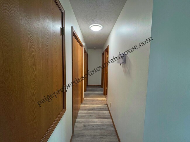 Foto del edificio - Bright & Spacious 3 Bed / 2 Bath Home in Town!