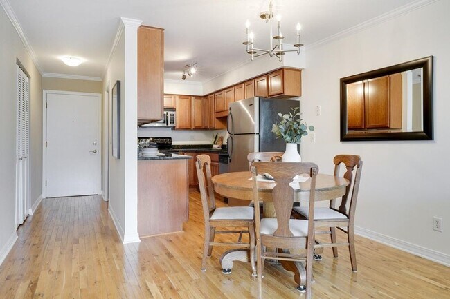 Dining - 2727 W 43rd St