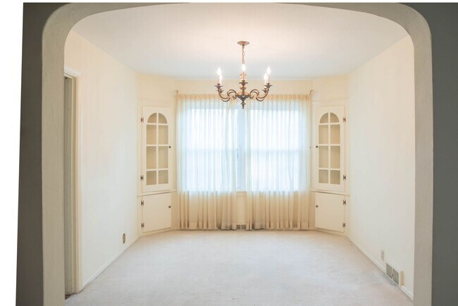 Foto del edificio - PRELEASING for AUGUST 2026! Spacious 4 Bedroom, 2 Bathroom Home with Detached Garage, Walking Dis...