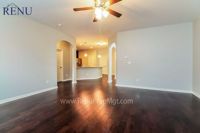 Foto del edificio - Now available 4 bedrooms 3 baths