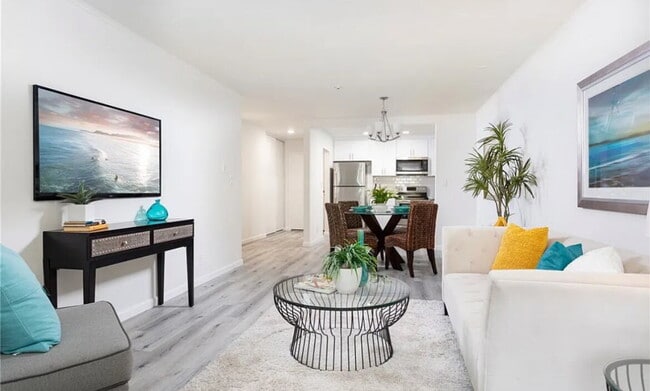 Building Photo - "Chic Newport Beach Retreat: 1-Bed, 1.5-Ba...