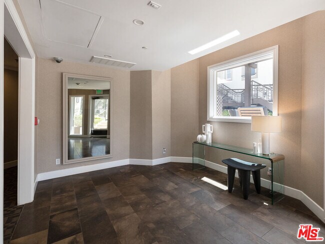 Building Photo - 230 S Hamilton Dr