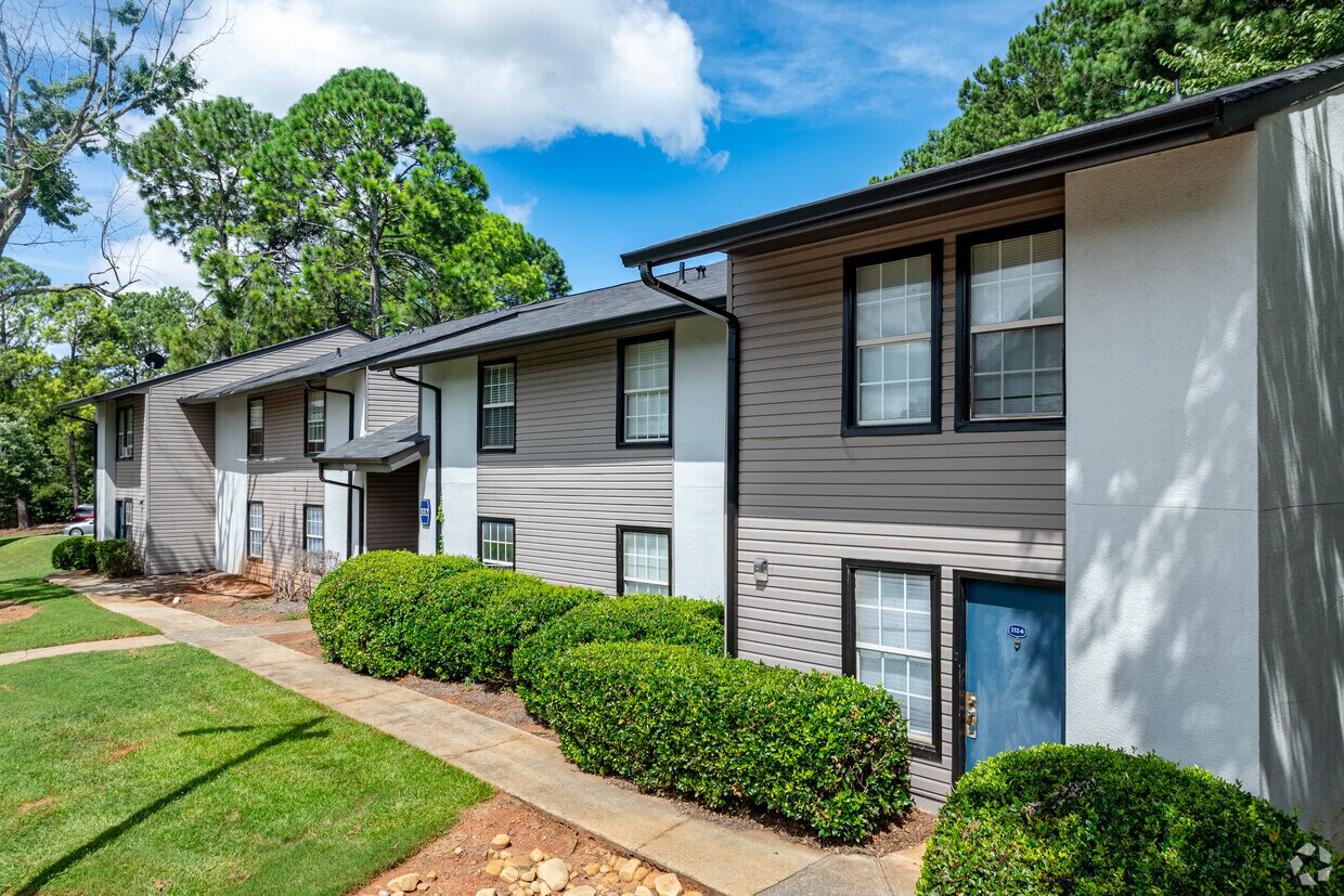 Glen Hollow Apartments in Decatur, GA