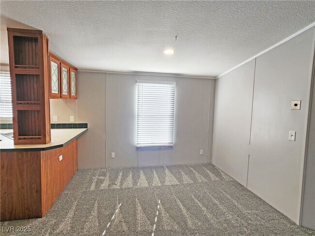 Foto del edificio - 320 W Comstock Cir N