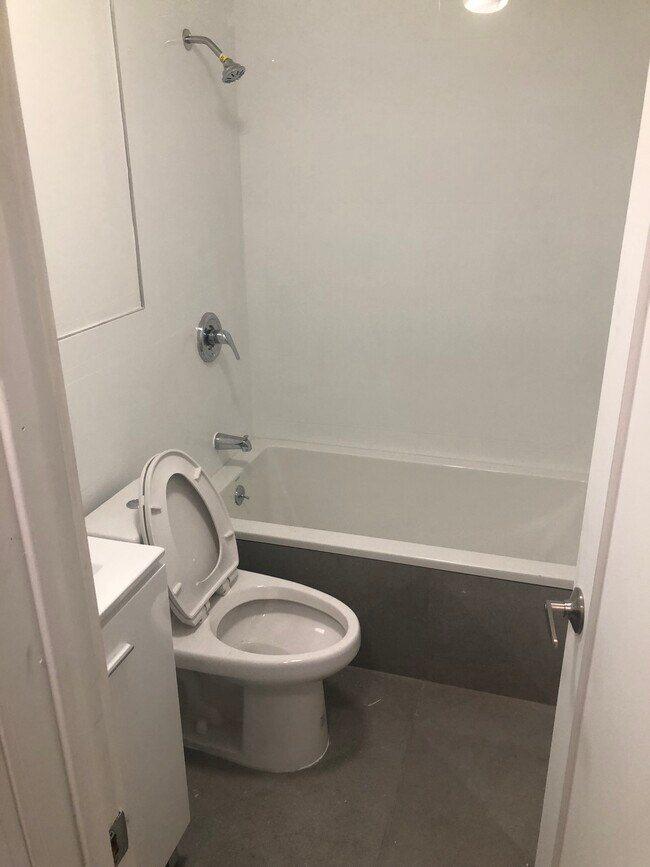 Foto del edificio - 125 Corbin Ave