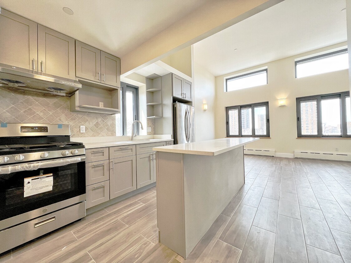 Primary Photo - 217 Bay 49th St