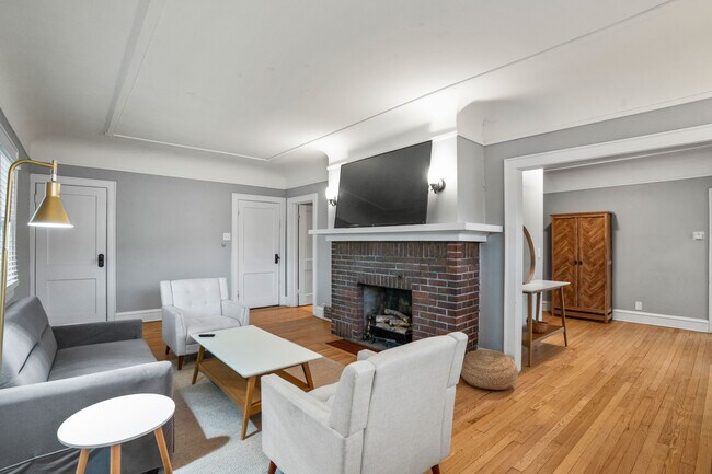 Foto del edificio - 2863 N Frederick Ave