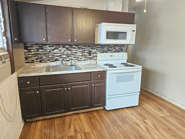 Building Photo - 2-bedroom 1 bath apartment with 1 parking.