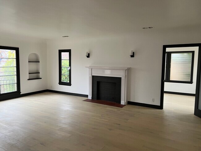 Living room - 437 N Orange Dr
