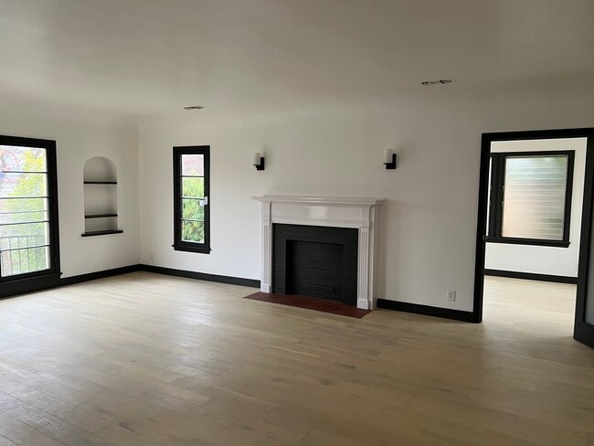 Living room - 437 N Orange Dr