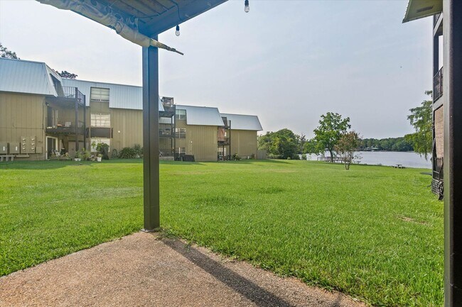 Foto del edificio - Two Bedroom River View Condo