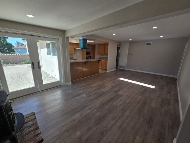 Building Photo - 3+2 Single Family Home in Thousand Oaks - ...