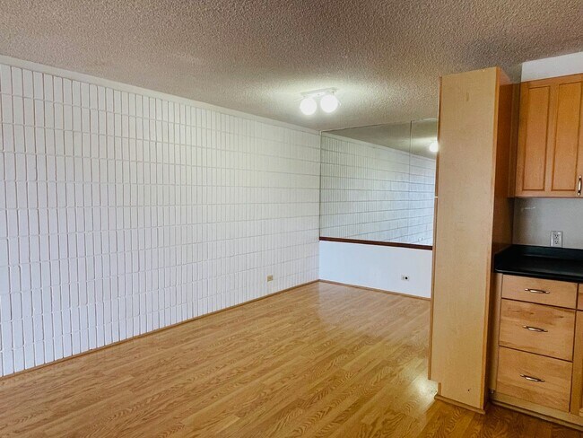 Foto del edificio - Partly Furnished 3-bedroom, 2-bath condo a...