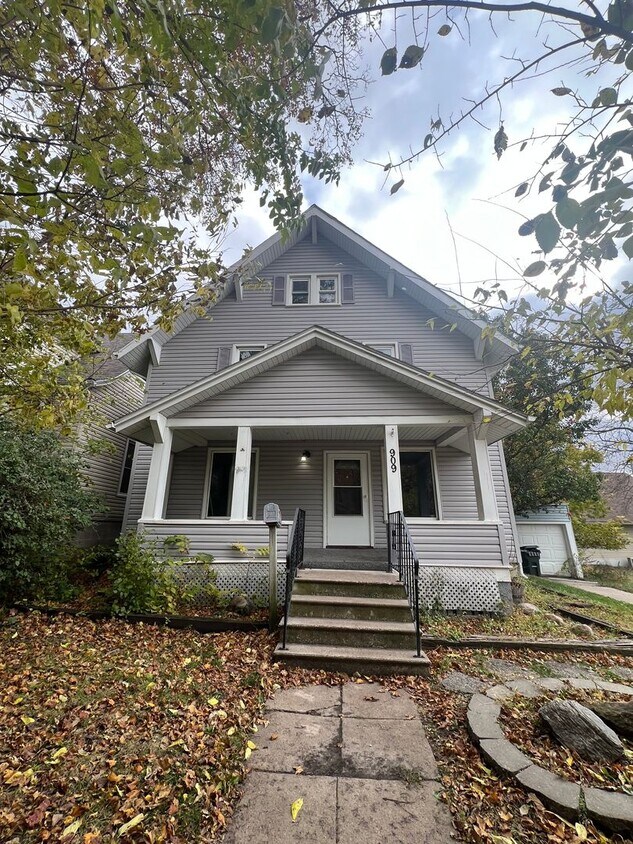 Foto principal - Spacious 3+ bedroom house with detached ga...