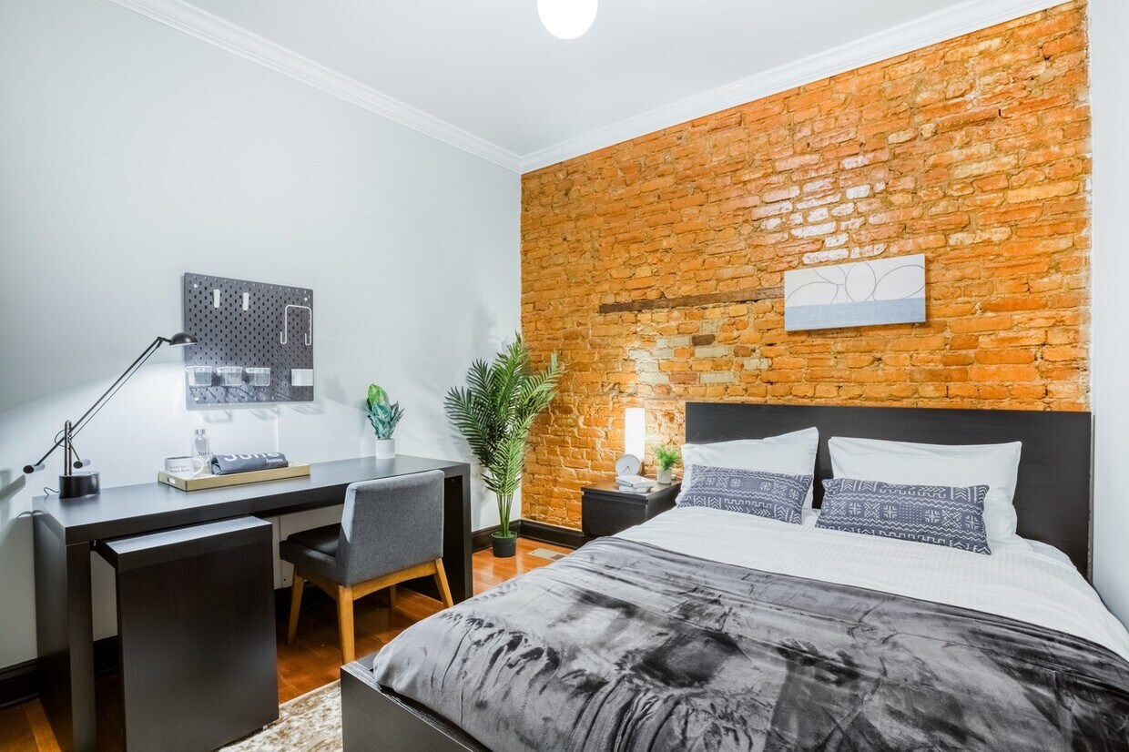 Primary Photo - Queen room in 4-bed/3.0-bath Home