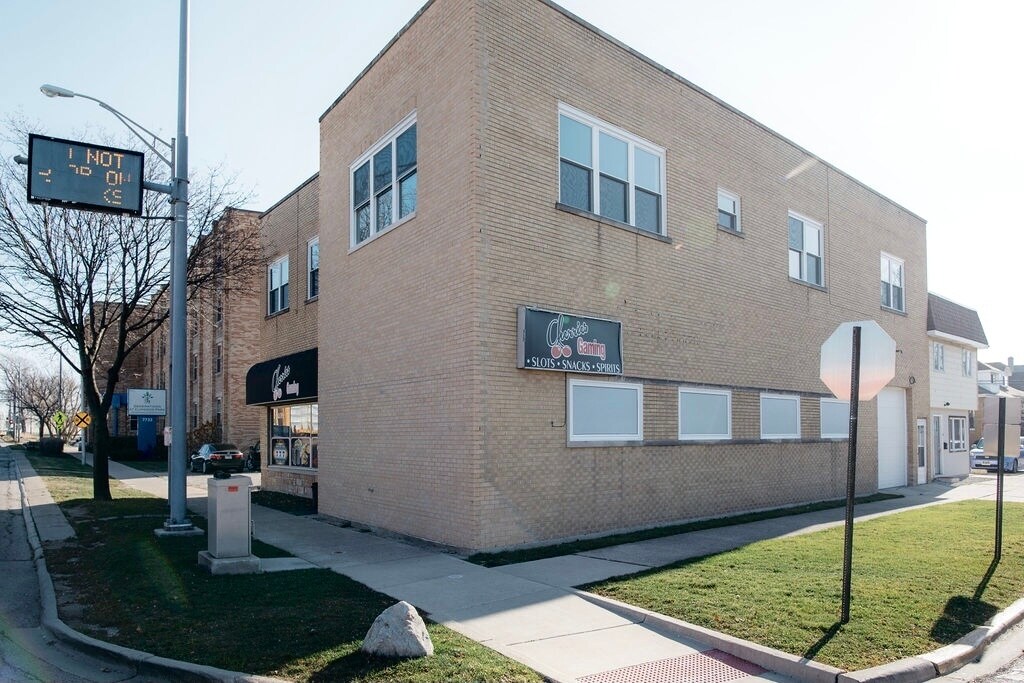 Foto principal - 7749 W Grand Ave